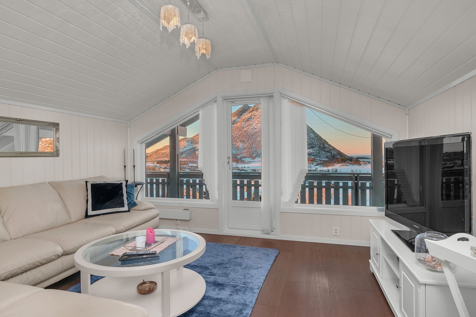 Loftstue med store vinduer som byr på meget flott utsikt. Galleribilde