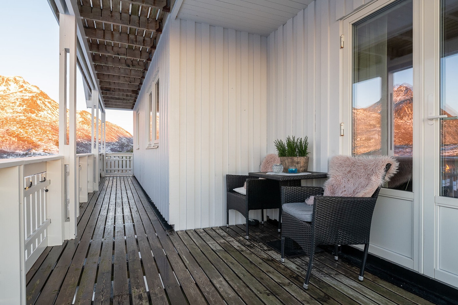 Godværsdager kan nytes fra en stor, solrik veranda ved stuen samt balkong ved loftstuen. Galleribilde