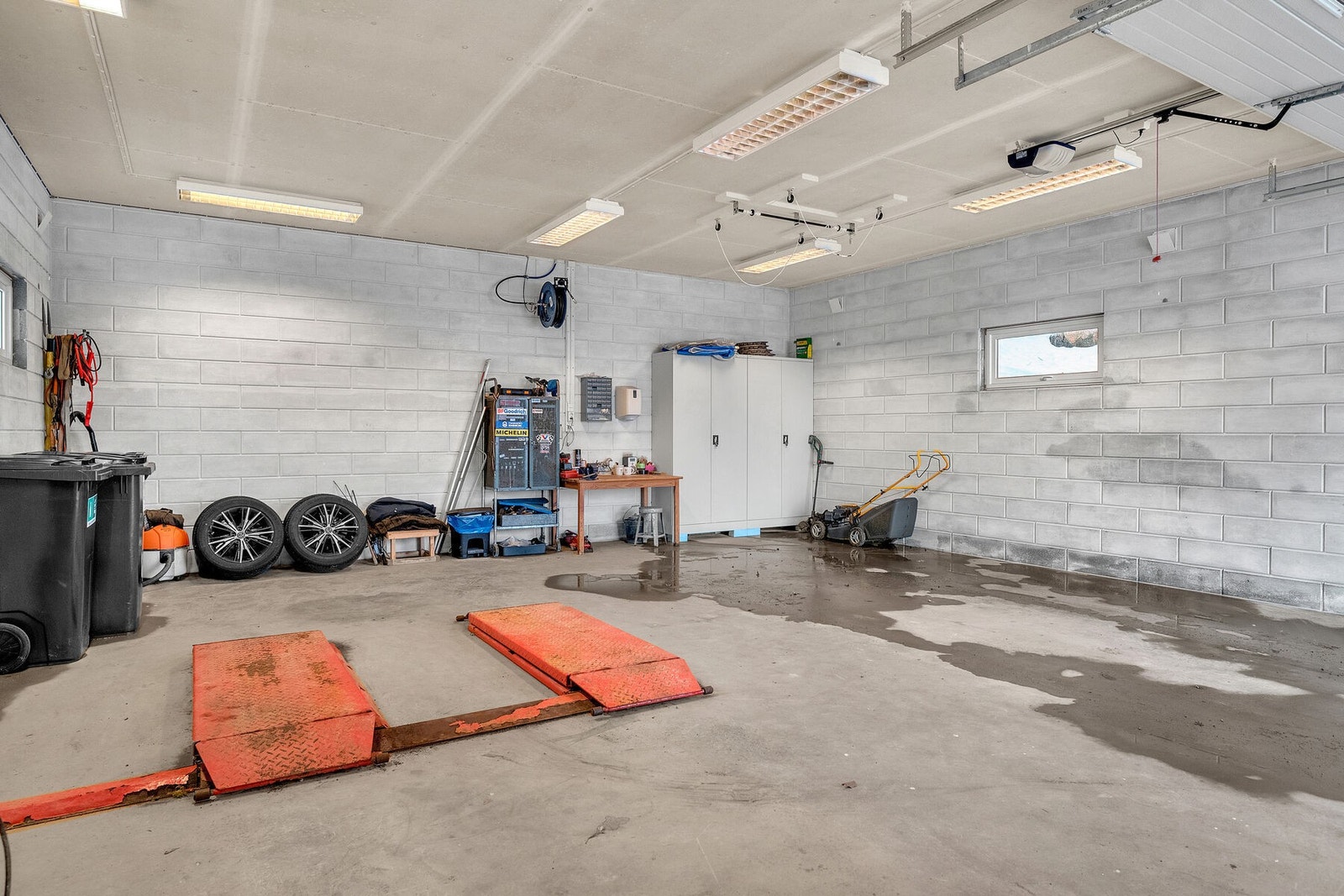 Garasjen innvendig. Galleribilde