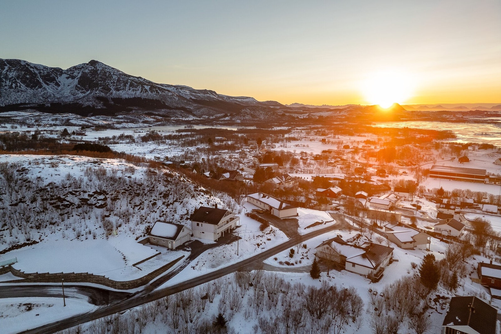Her bor du i et attraktivt, rolig og barnevennlig boligområde, hvor eiendommen ligger i bakerste rekke og grenser til utmark i øst. Galleribilde