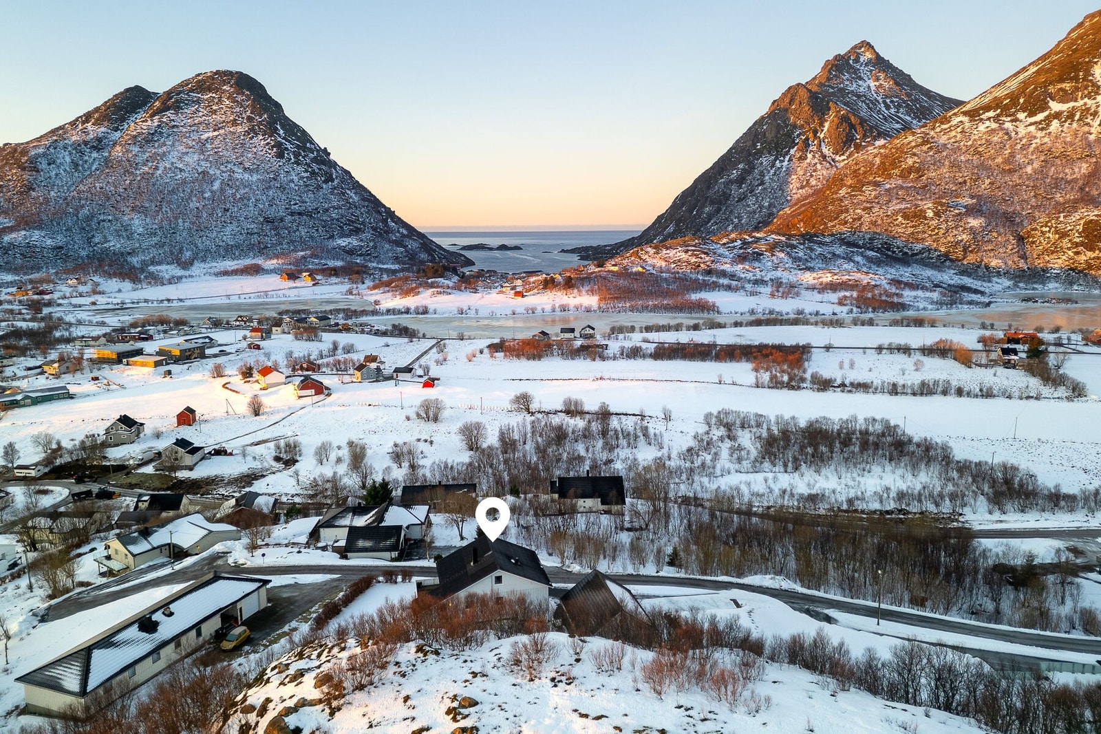 Eiendommen ligger fint til i høyden, i vestvendt skrående terreng på en utsiktstomt i Nilsåsen. Herfra får du særdeles flott utsikt i flere retninger. Galleribilde