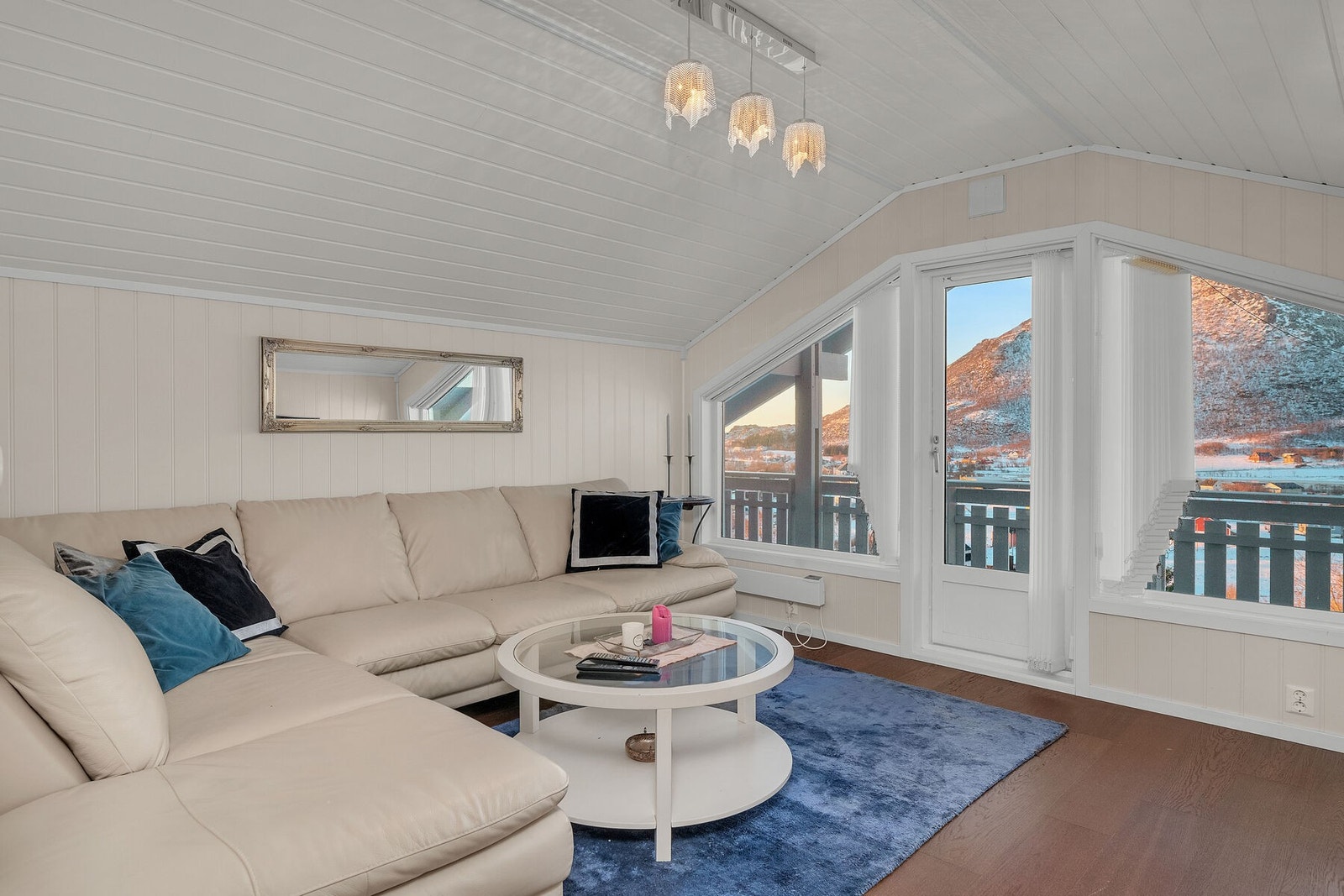 Herfra er det utgang til en vestvendt, overbygd balkong. Galleribilde