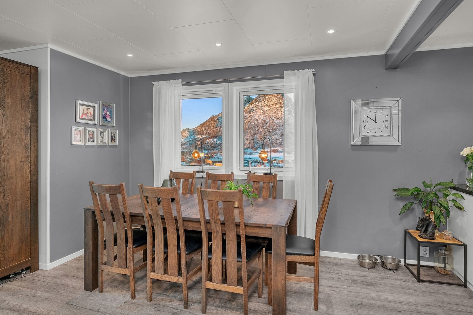 Stuens romslige størrelse og utforming gir gode møbleringsmuligheter. Det er blant annet god plass til en spisegruppe i tilknytning til kjøkkenet. Galleribilde