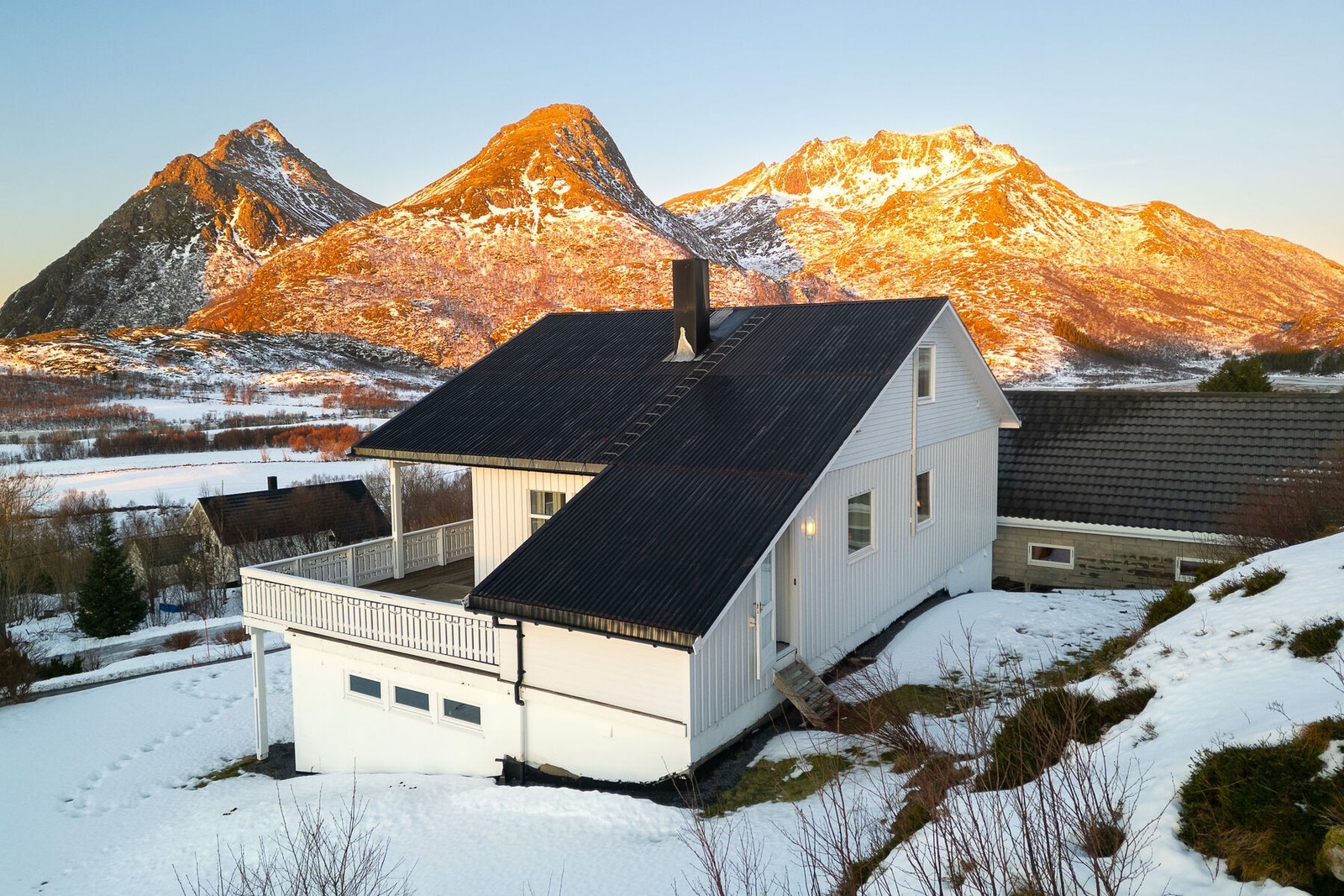 Fasade og uteområde. Galleribilde