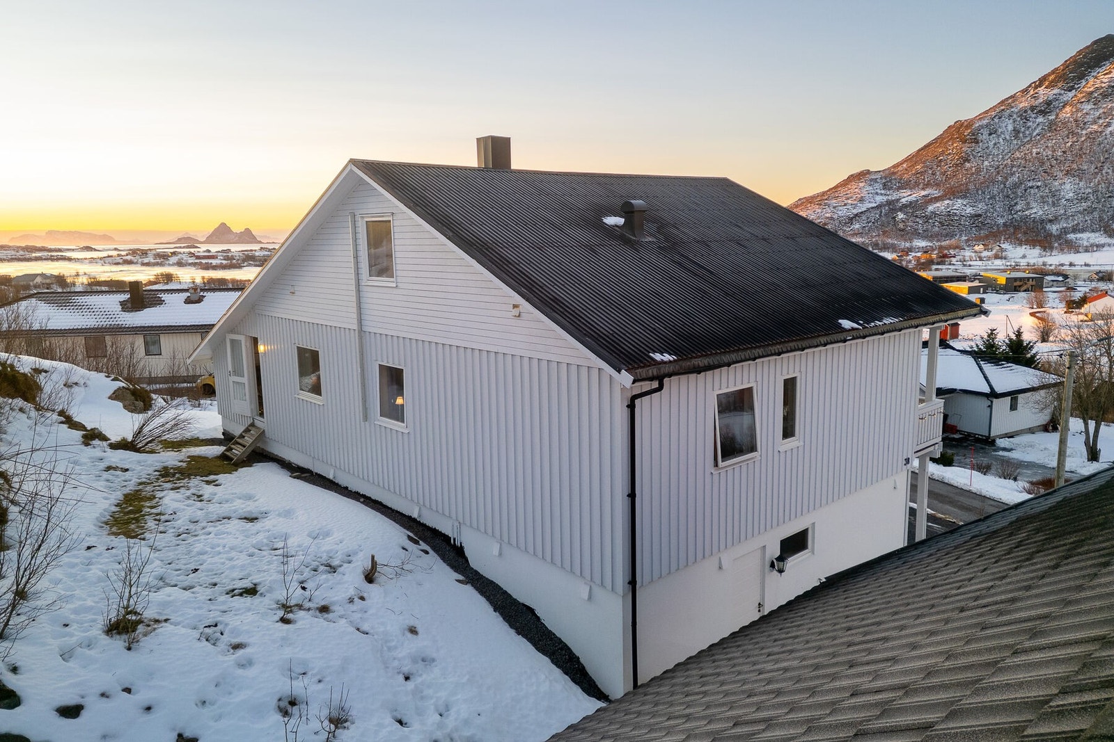 Eiendommen består av to matrikkelenheter, og har et totalt areal på ca. 1,8 mål. Galleribilde
