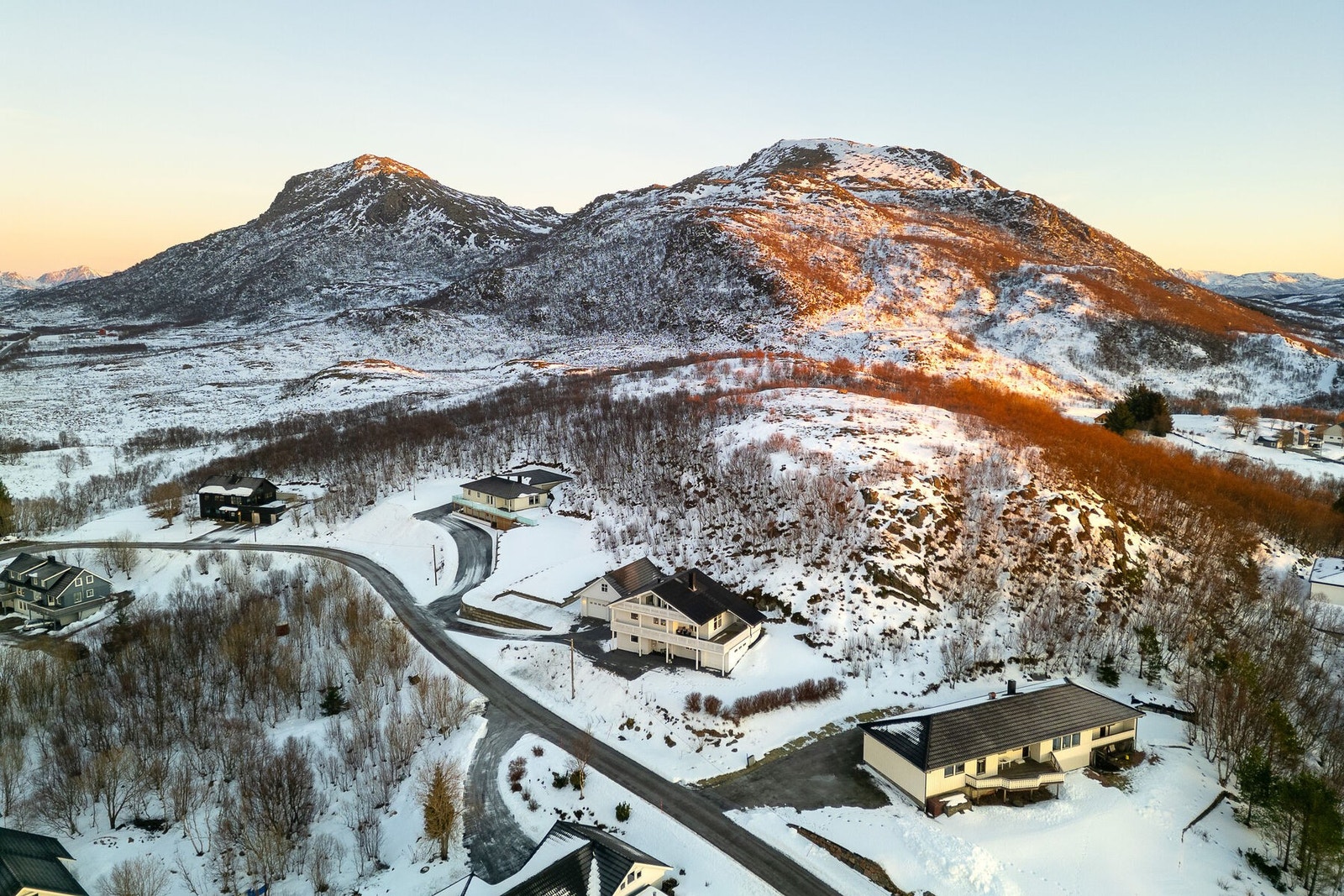 Eiendommen sett fra lufta og nærområdet rundt. Galleribilde
