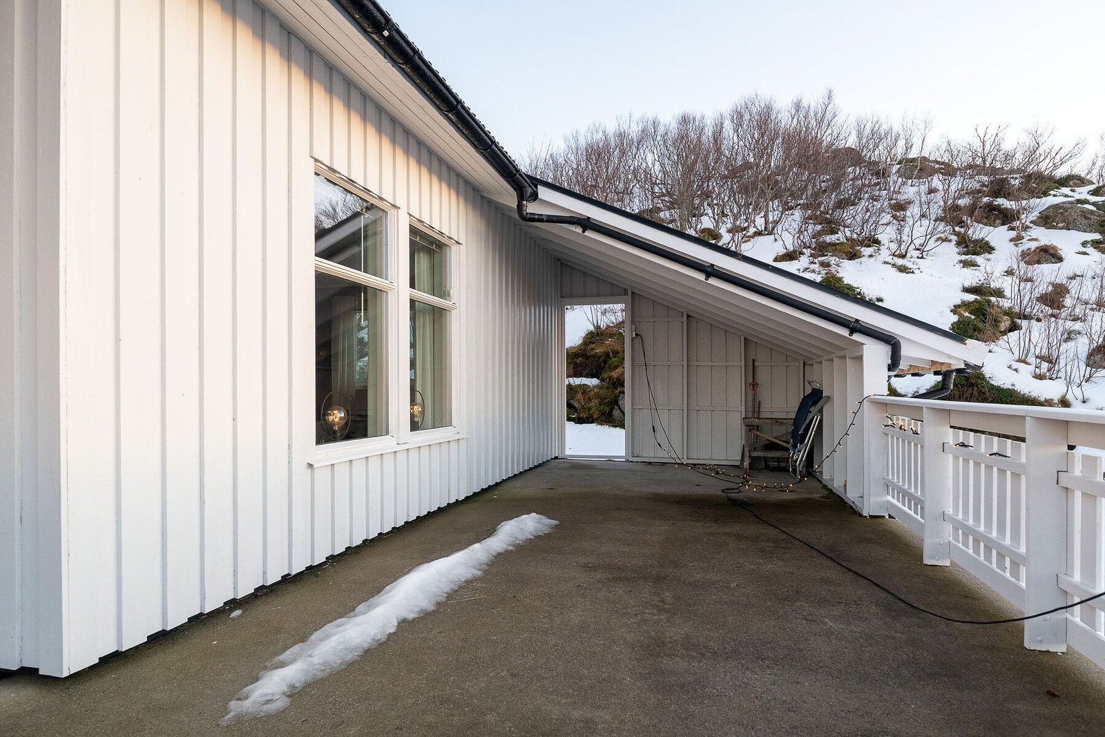 Deler av verandaen er overbygd, og har adkomst til baksiden av boligen. Galleribilde