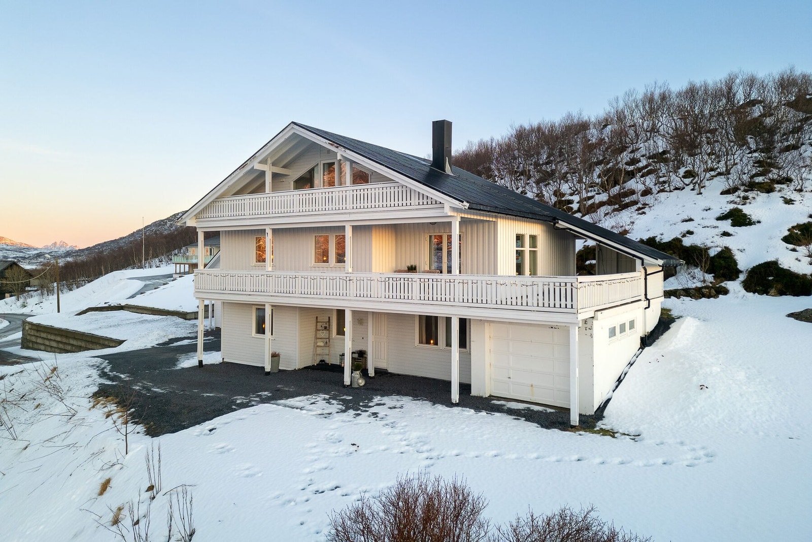 Boligen fra 1987 har en romslig planløsning over tre plan og fremstår som velholdt, dette selv om boligen også har stedvis vedlikehold- og påkostningsbehov. Galleribilde