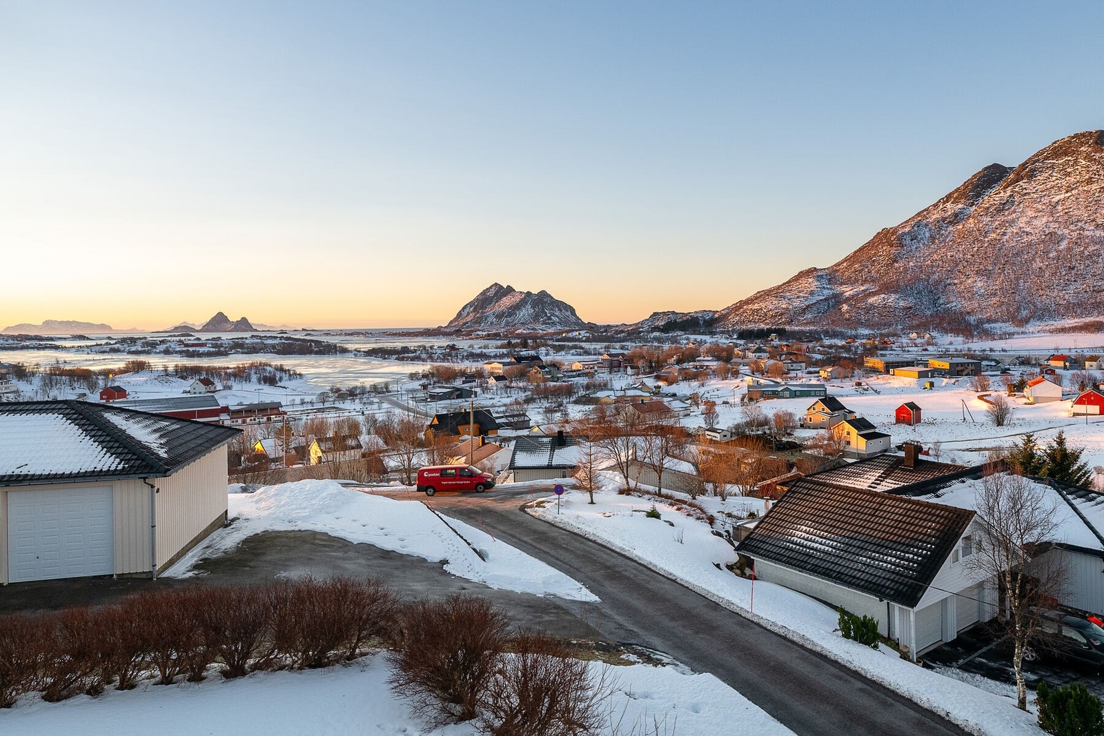 Fra eiendommen får du fantastisk utsikt mot sjø, fjell og nærliggende omgivelser. Galleribilde