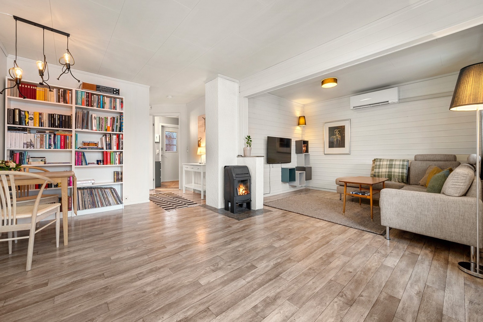 I stuen har du en koselig vedovn til oppvarming. Galleribilde