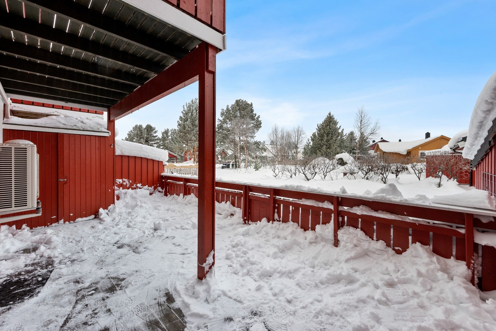 Stor terrasse med en redskapsbod. Galleribilde