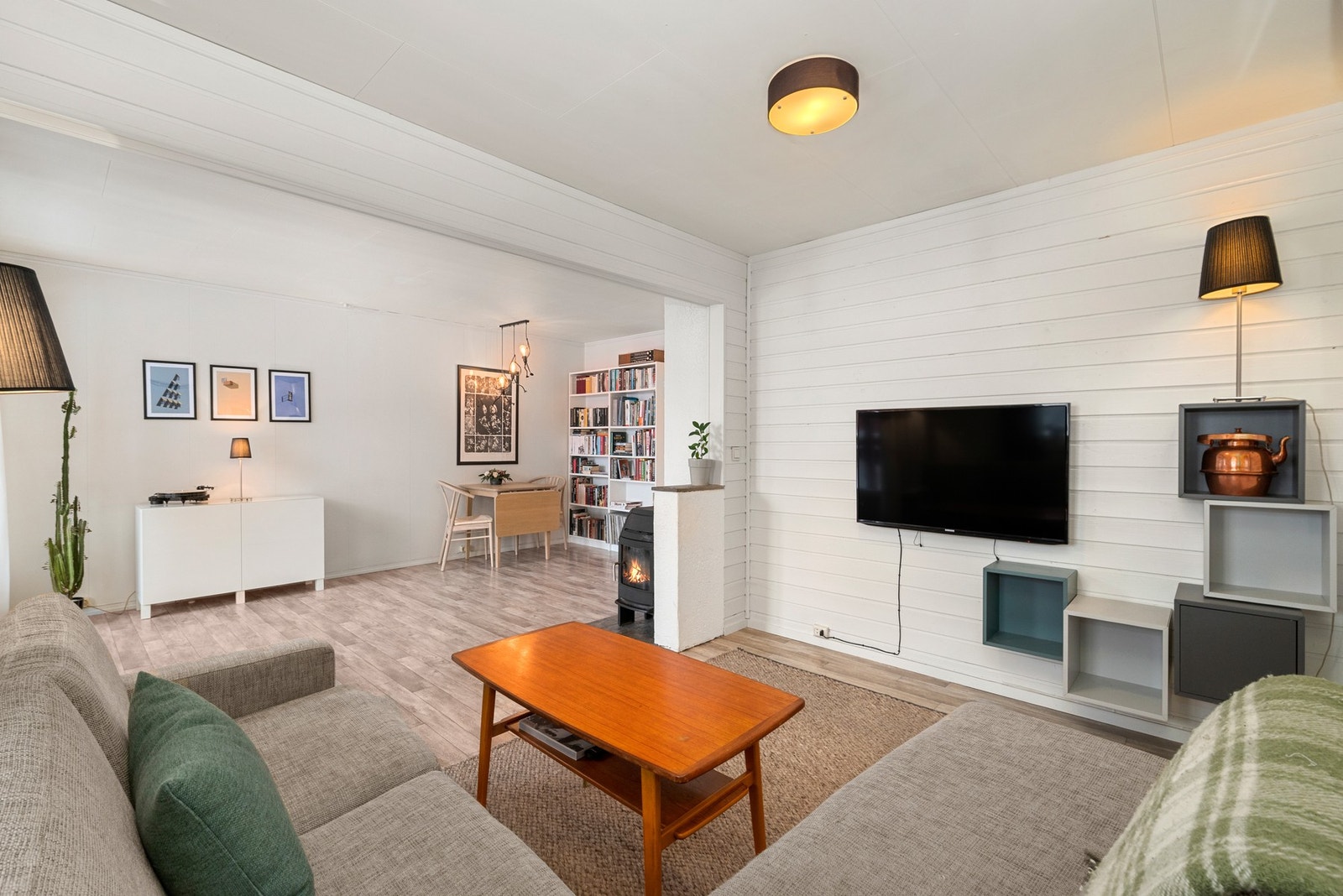 Den romslige stuen åpner for muligheter til egen spise seksjon. Galleribilde