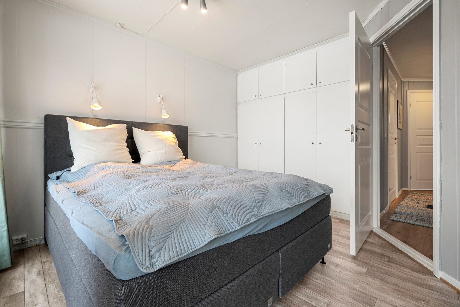 Soverommet har rikelig med plass til garderobe. Galleribilde