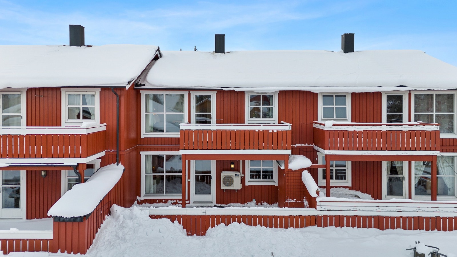 Fra stuen har du utgang til terrassen. Galleribilde