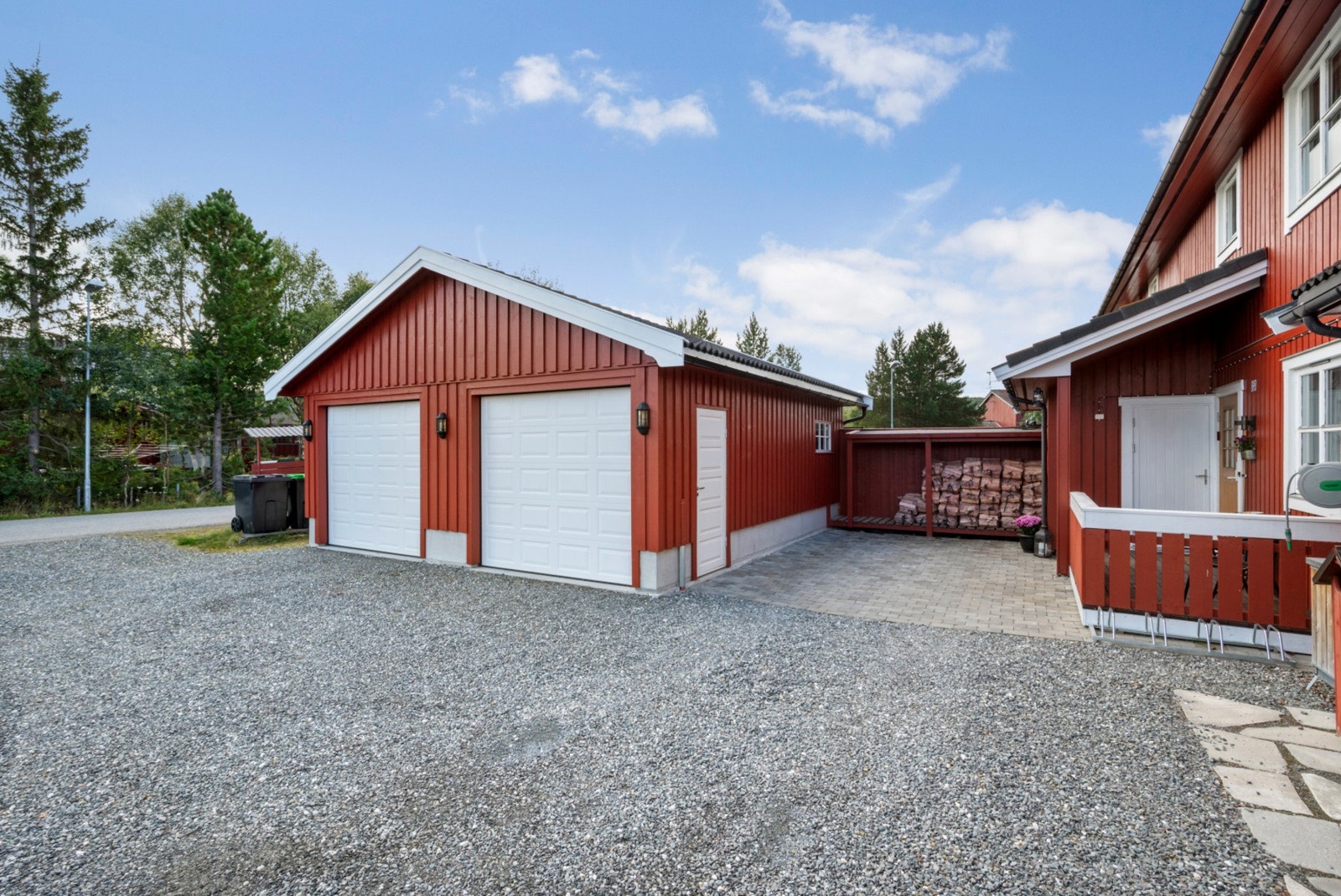 Sommerbilder - Det følger med parkering i garasje Galleribilde