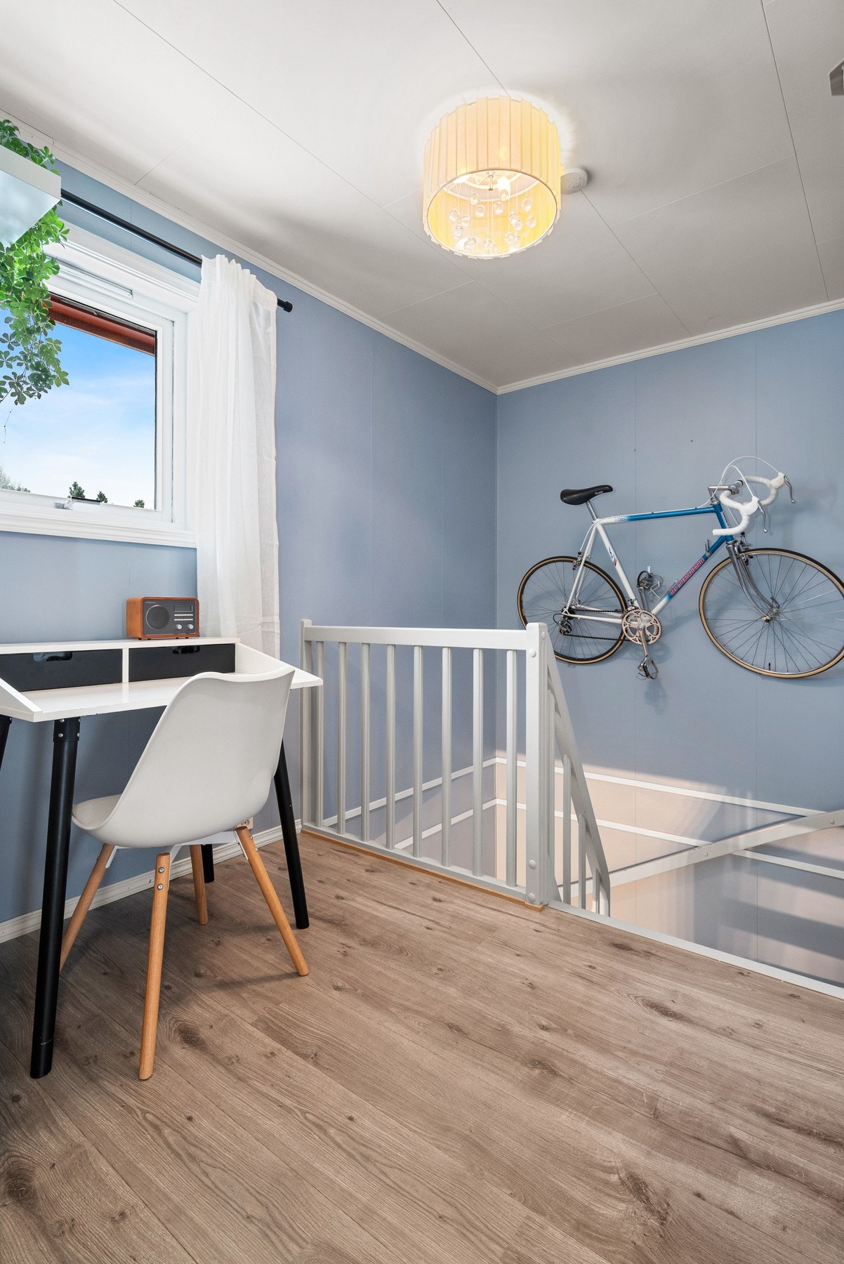 I 2 etasje er det et bad, 3 soverom og en bod. Galleribilde