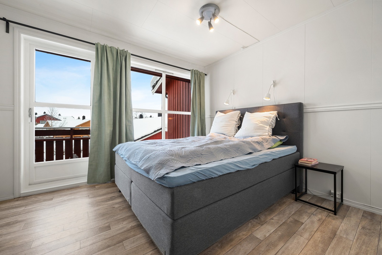 Hovedsoverommet er på 12m² og har utgang til egen veranda. Galleribilde