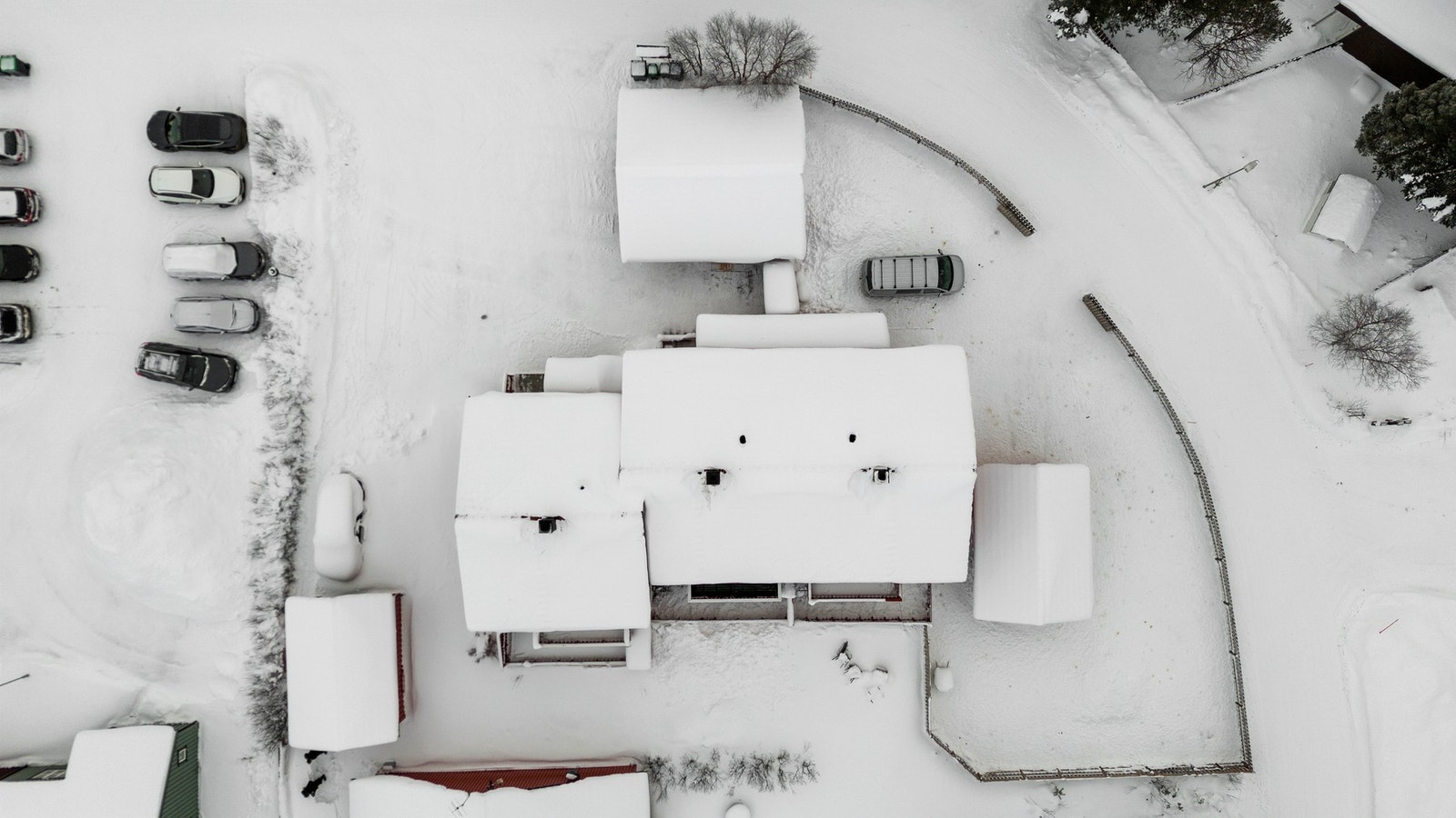 Det er rikelig med parkeringsmuligheter på eiendommen. Galleribilde