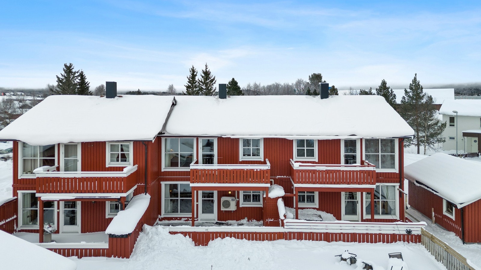 Rekkehuset ligger i ett sentralt og attraktivt boligområde på Øya på Røros. Galleribilde