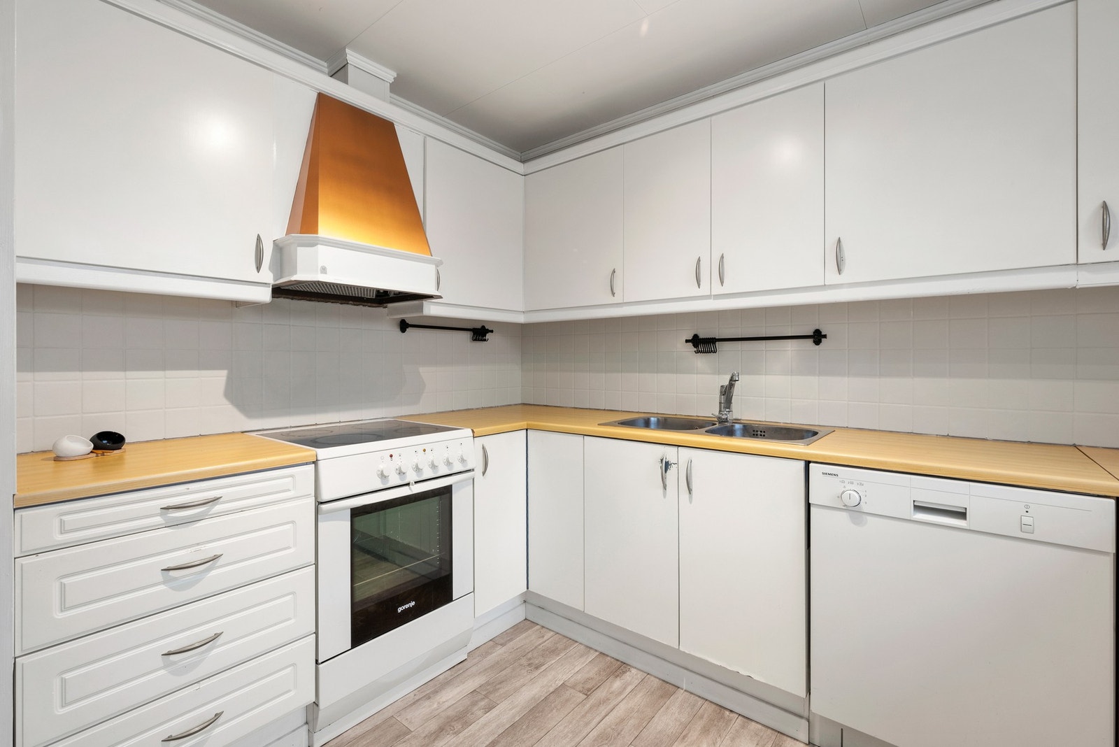 Kjøkkenet har rikelig med skap og benkplass. Galleribilde