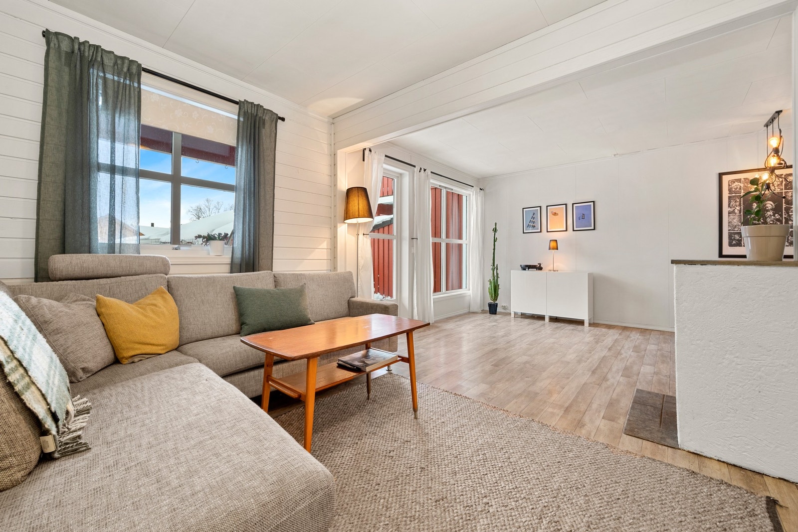 Boligen har en romslig stue og spisestueløsning på totalt 31 kvm. Galleribilde