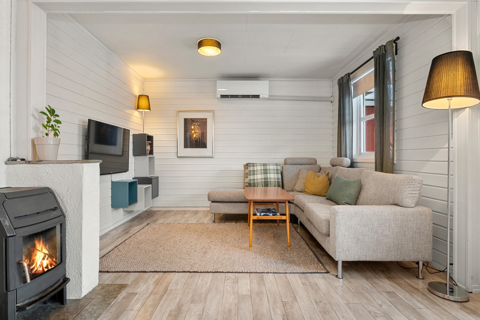 Boligen har varmepumpe og vedfyring. Galleribilde