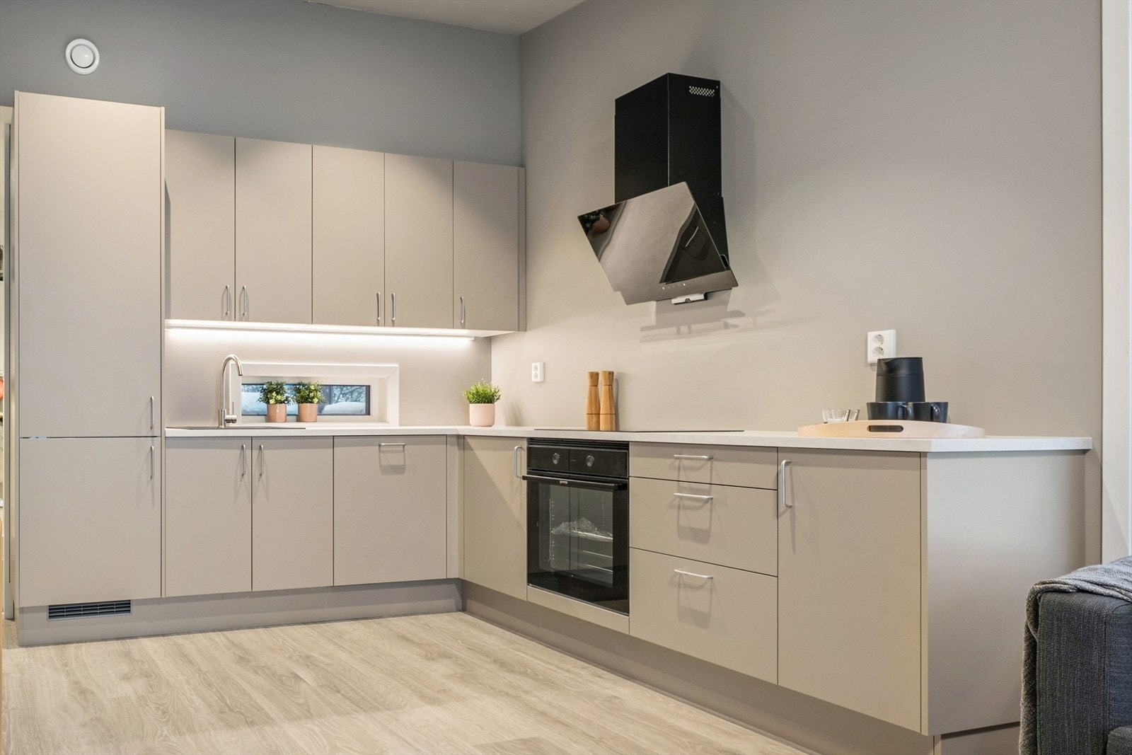 Kjøkken med moderne, innebygde hvitevarer som gir et helhetlig og elegant uttrykk. Galleribilde