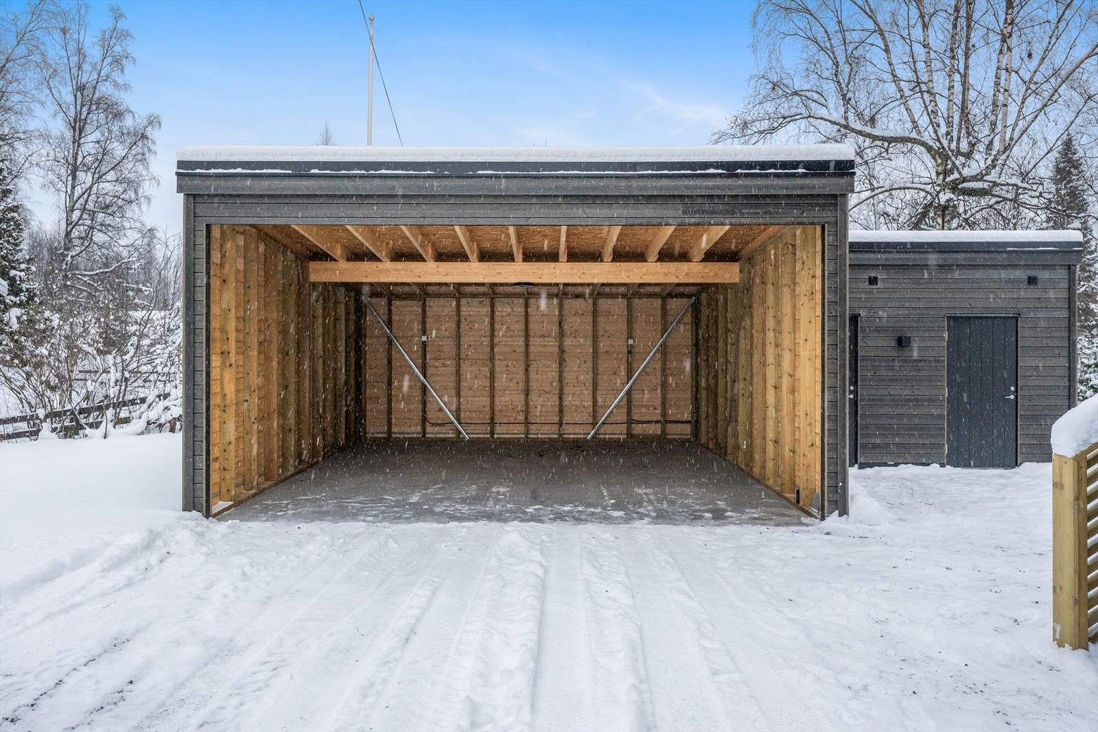 Leiiligheten disponerer en 1/2 part av carporten og en egen utvendig bod. Galleribilde
