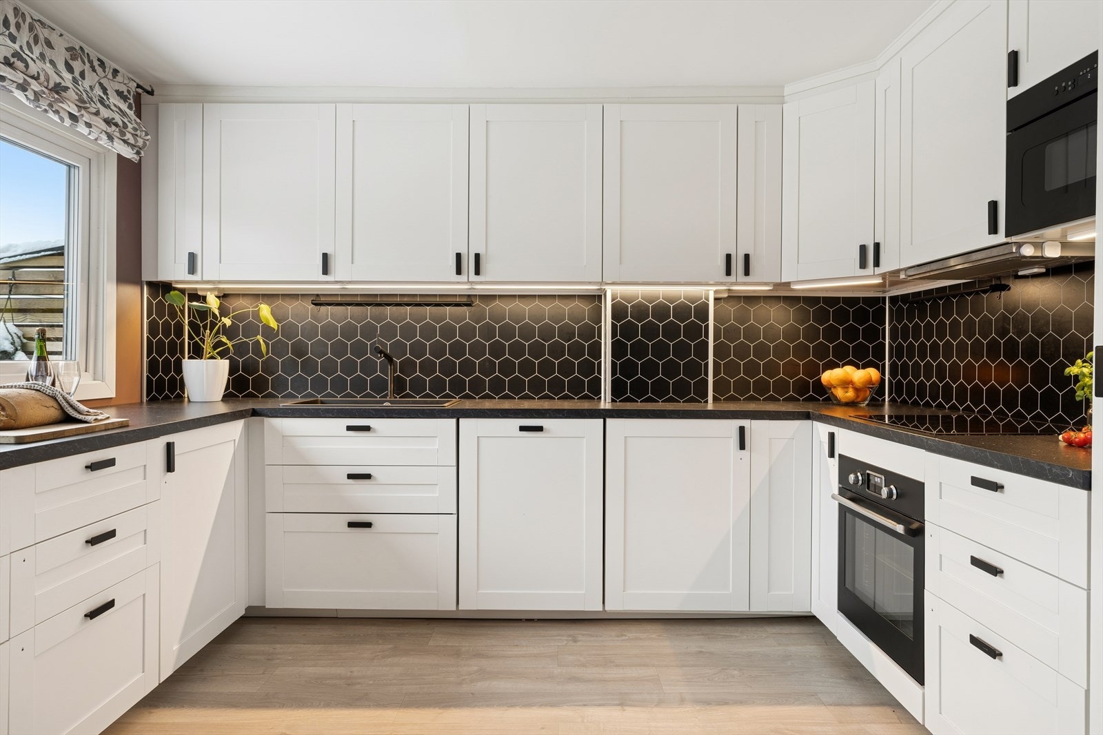 Lyst og moderne kjøkken med rikelig skap- og benkeplass. Galleribilde