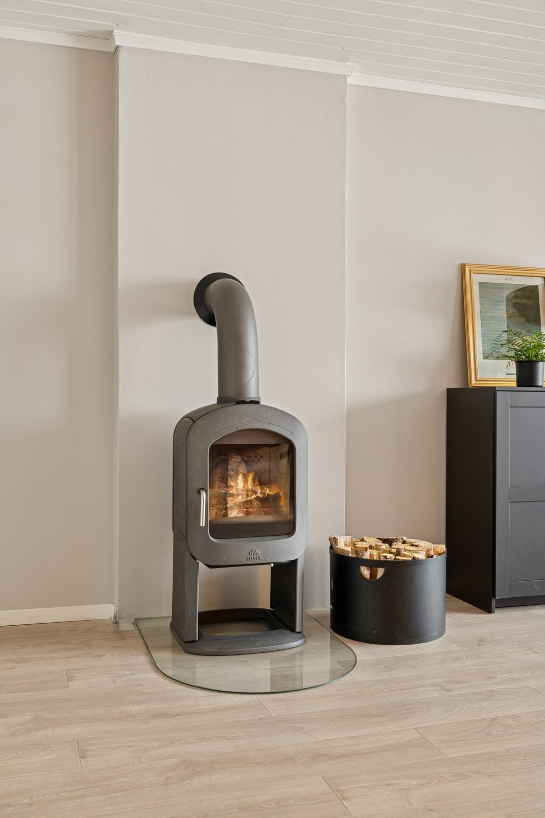 Vedovn som varmer opp boligen på kalde dager. Galleribilde