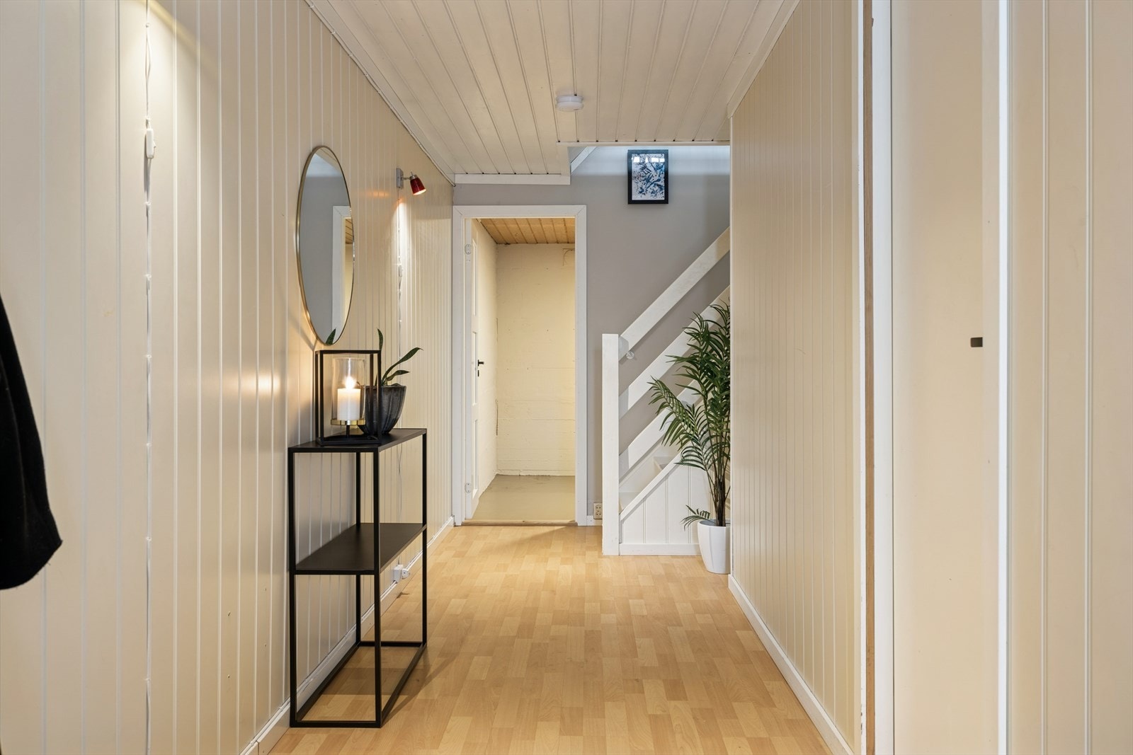 Lys og romslig entré med god plass til oppbevaring og naturlig flyt videre inn i boligen. Galleribilde