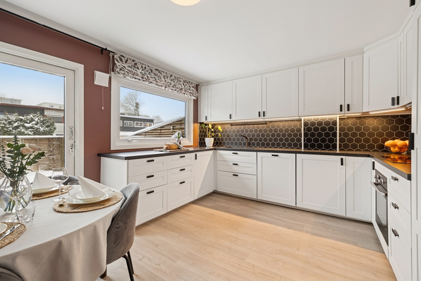 Direkte utgang til solrik terrasse. Galleribilde