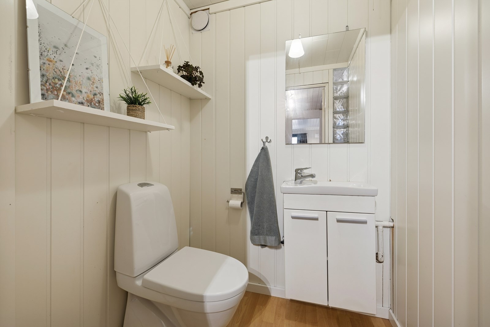 Praktisk toalettrom i boligens 1.etasje. Galleribilde