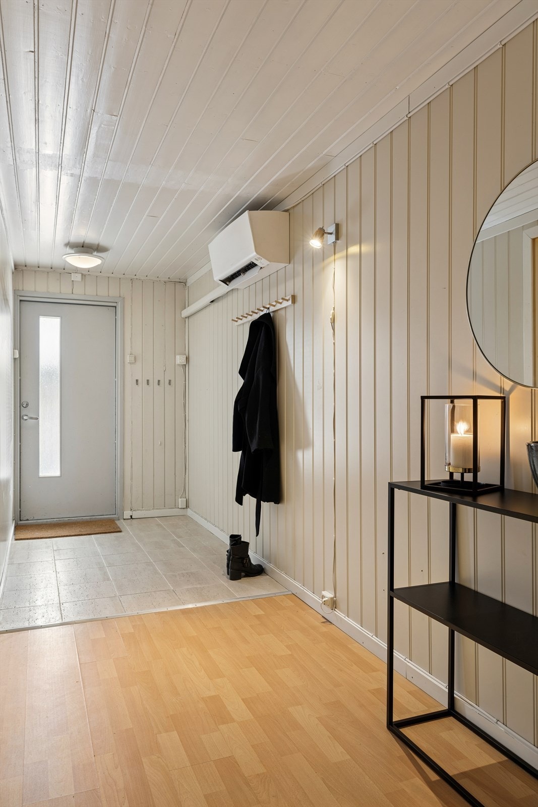 Lys og trivelig entrè. Her er det god plass til å henge fra yttertøy. Galleribilde