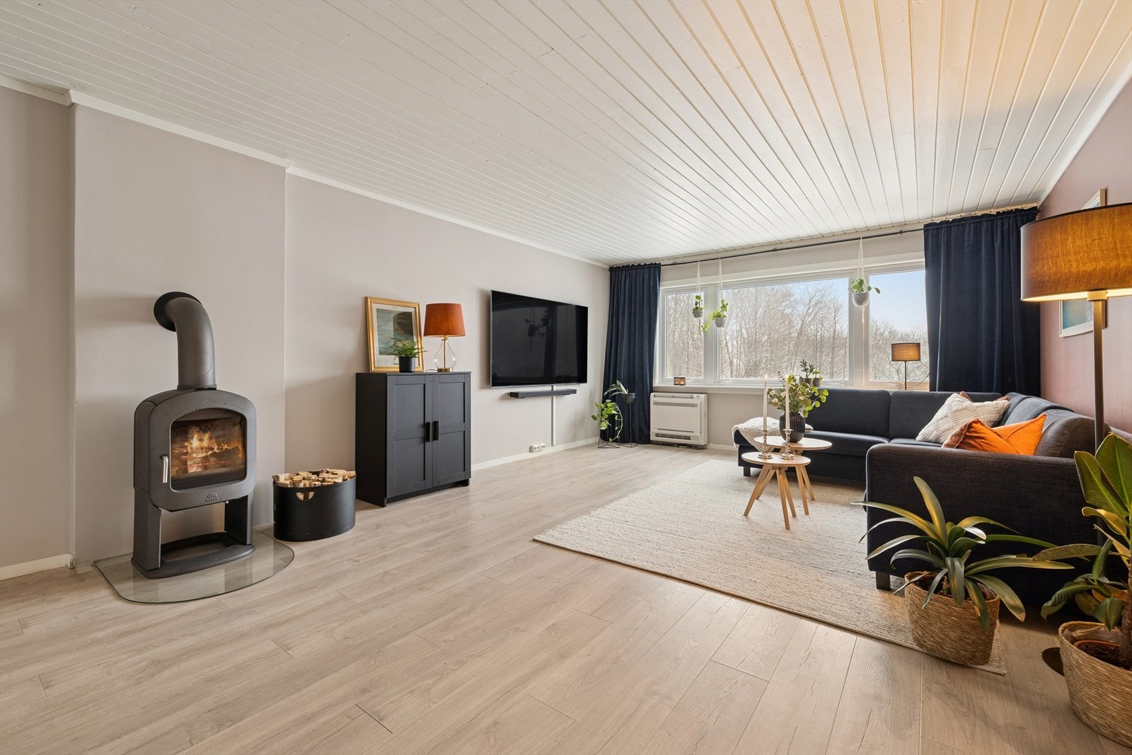 Lys og romslig stue med store vindusflater som slipper inn mye naturlig lys. Galleribilde