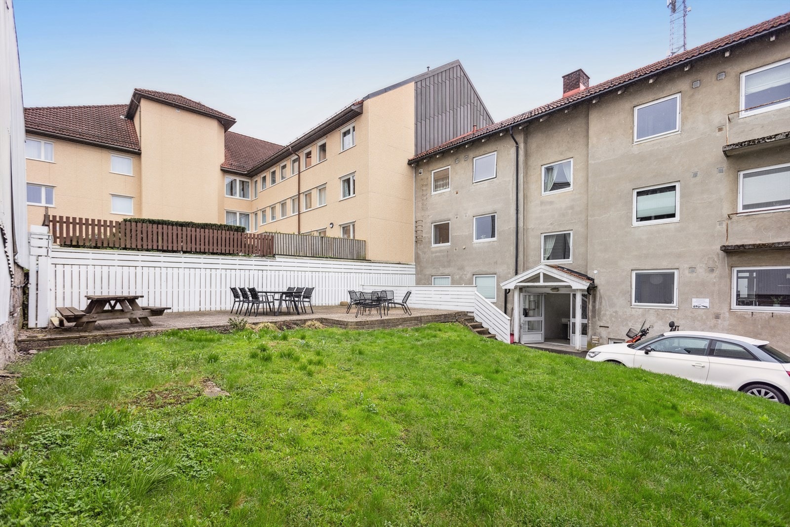 Pent felles uteområde med benker og gressplen Galleribilde