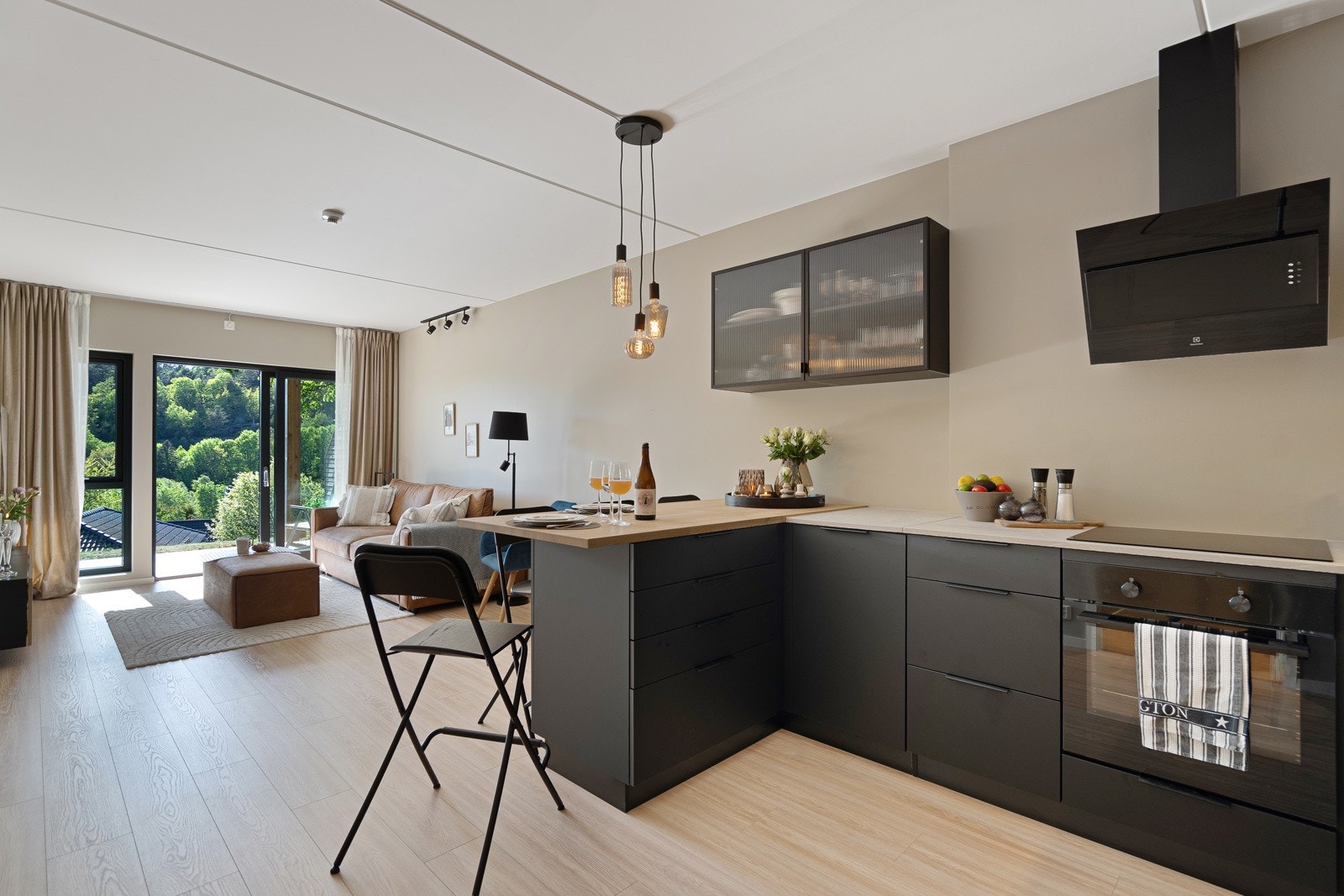 Her ligger alt til rette for matlaging og hyggelige måltider i åpen løsning mot stuen Galleribilde