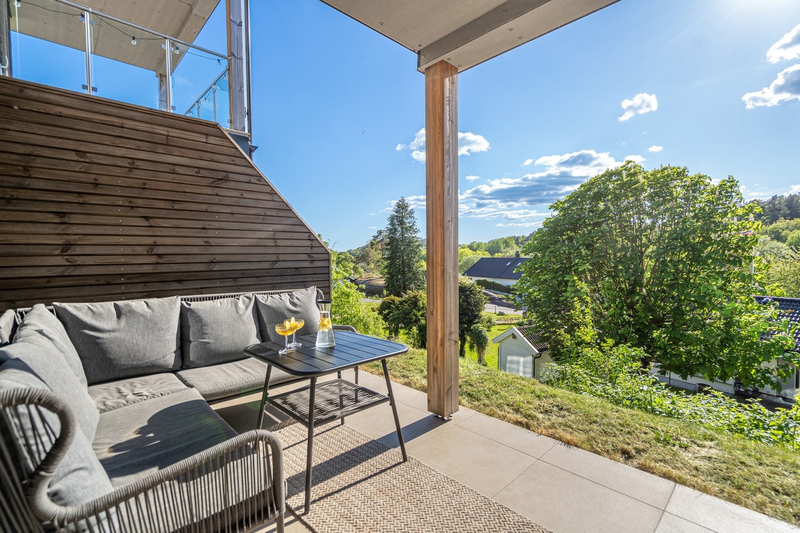 Uteplassen er solrik og i grønne og rolige omgivelser Galleribilde