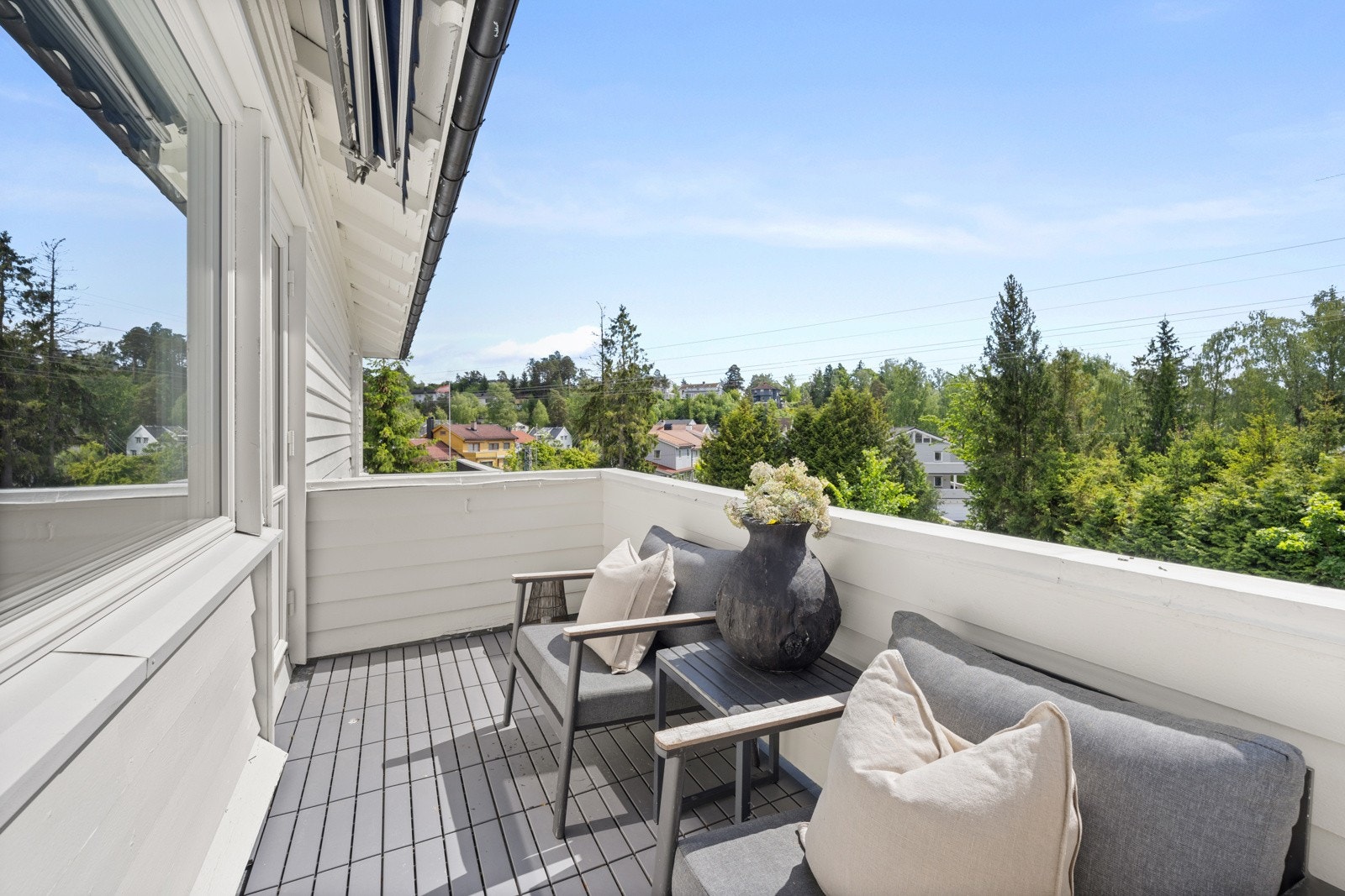 Fra stuen er det utgang til solrik sydvendt balkong på ca. 5 kvm. Galleribilde