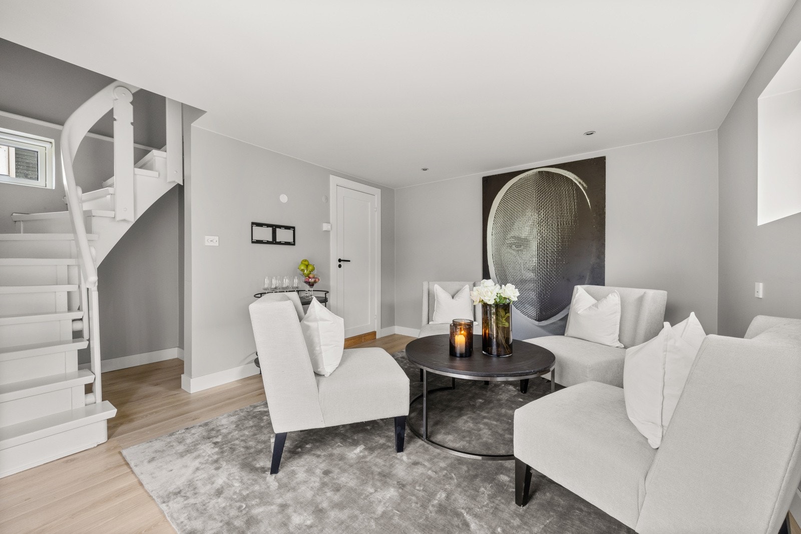 Fra stuen i 1. etasje er det trapp ned til stuen i underetasjen. Galleribilde