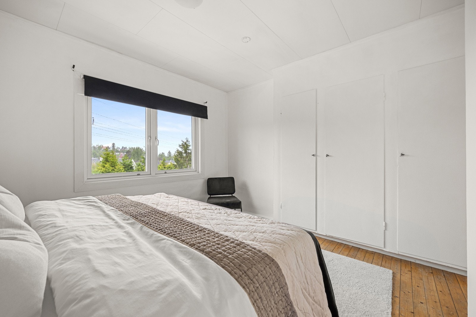 Romslige garderobeskap. Galleribilde