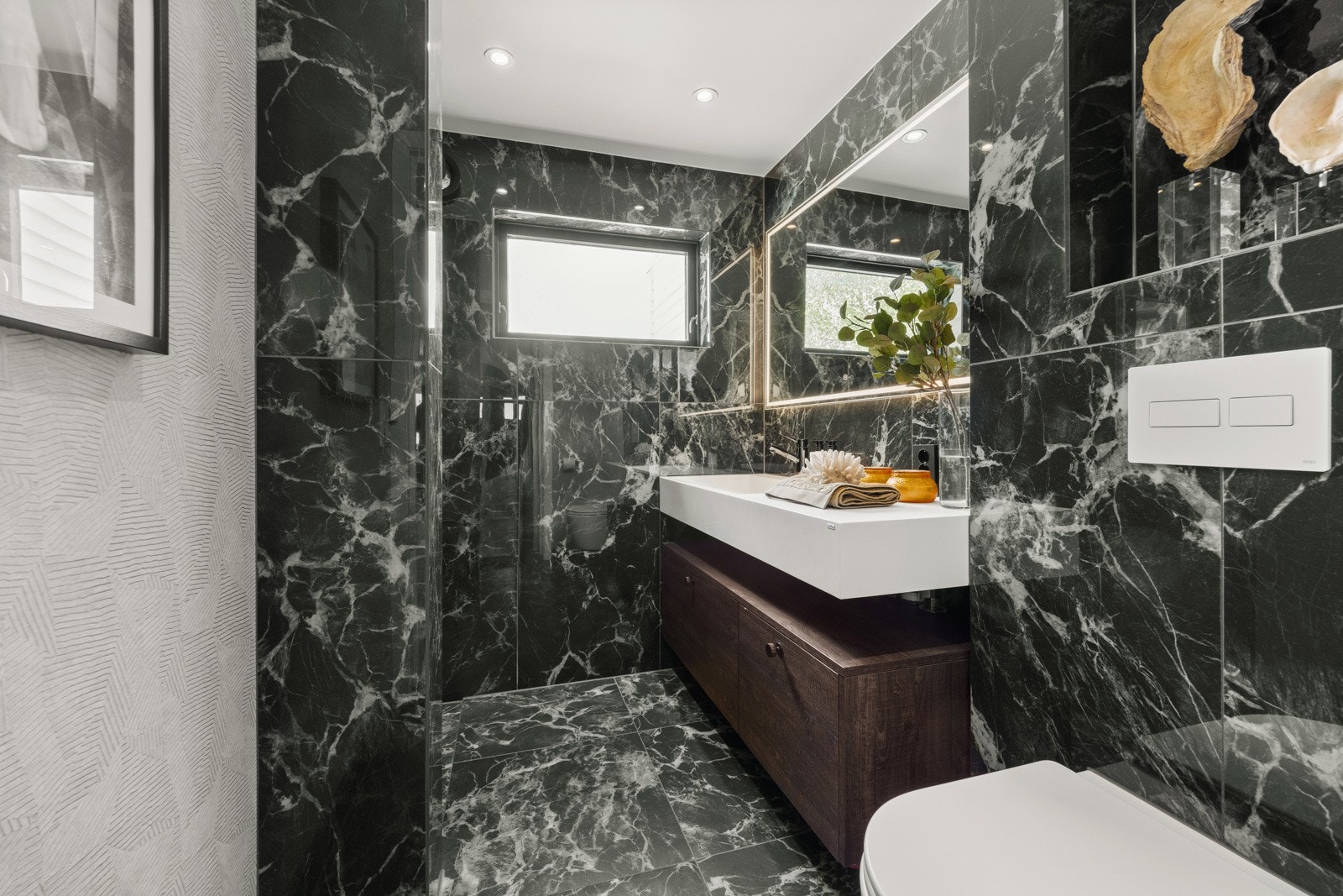 Eksklusivt bad, renovert i 2023 med 120x60 Marazzi Allmarble fliser 60x60 på gulv. Galleribilde