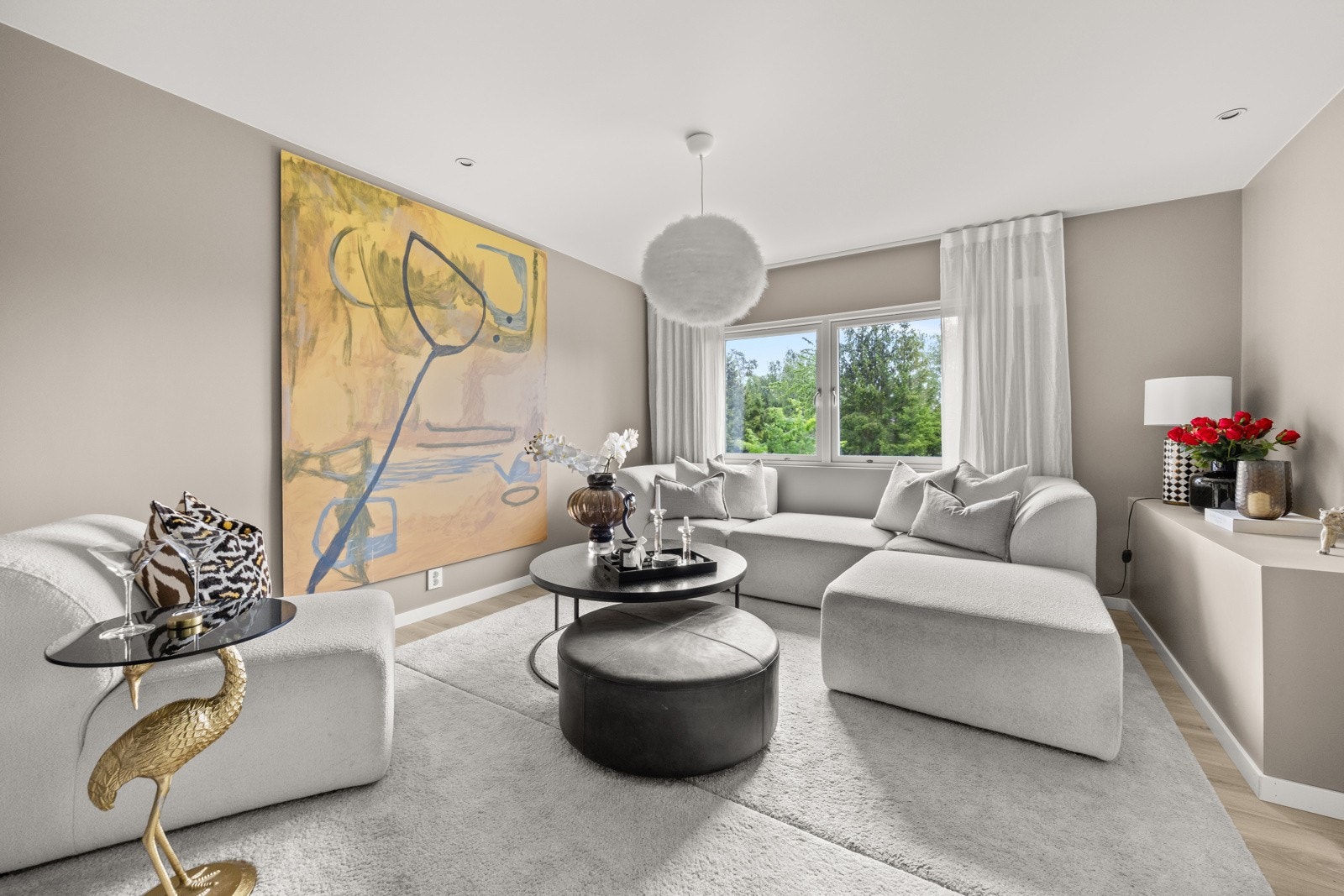 Vinduene og verandadører er med 3-lags isolerglass. De fleste vinduene er fra 2023, med noen unntak. Galleribilde