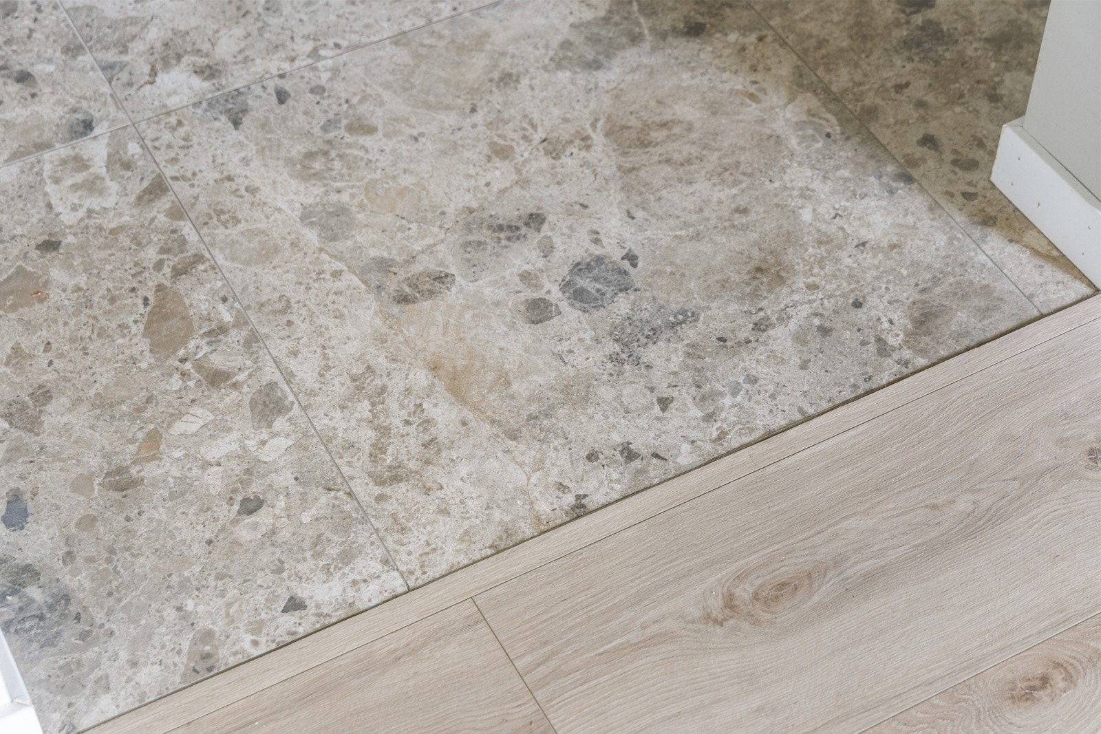 Flislagt entré med 60x60 keramisk natursteinsfliser med gulvvarme. Galleribilde