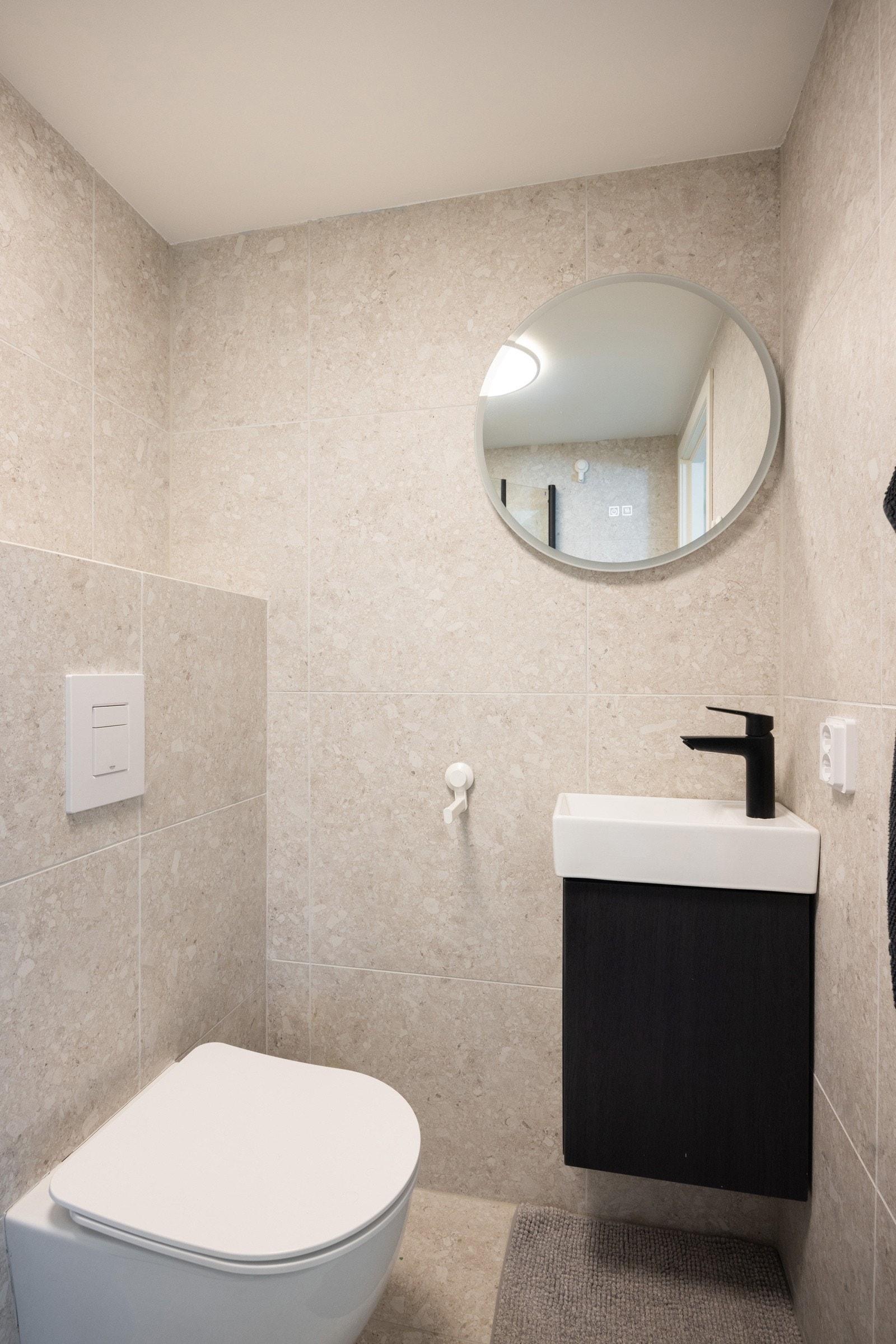 Delikat flislagt bad fra 2024 med varmekabler. Galleribilde