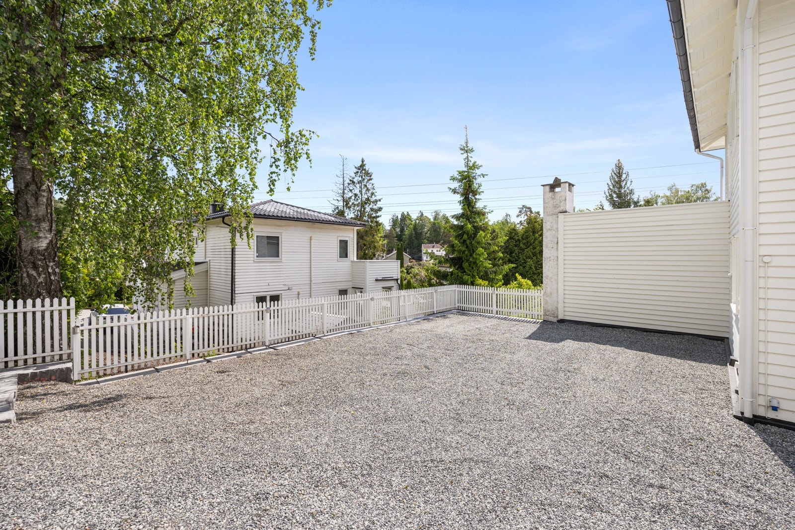 Stor gårdsplass med plass til flere biler. Galleribilde