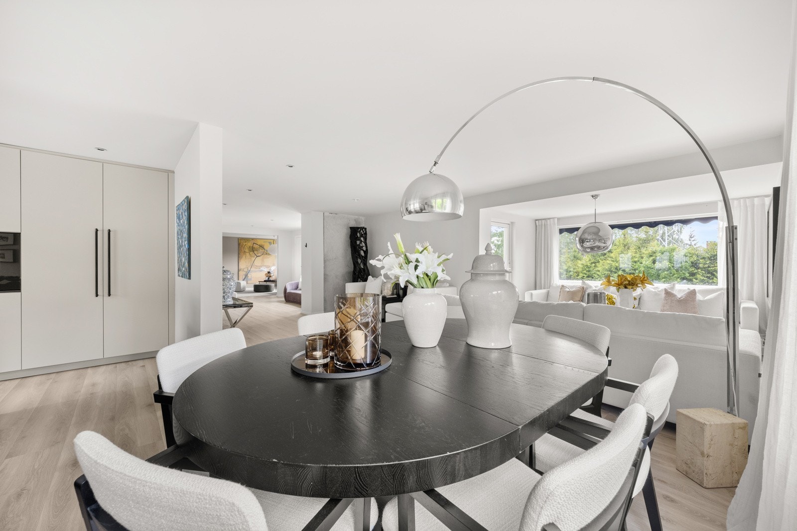 God plass til spisebordgruppe som danner et naturlig skille mellom kjøkken og stue. Galleribilde
