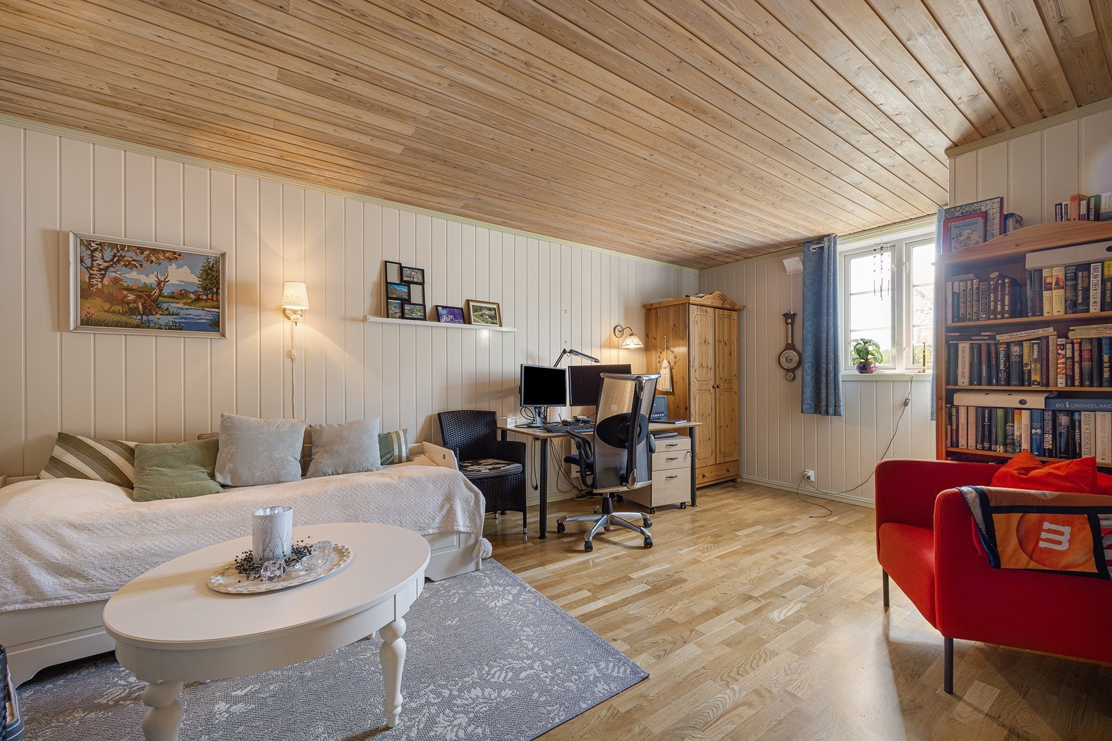 I tillegg til det innredede rommet rommer loftet et uinnredet rom og to kneloft. På byggetegninger består loftet av et stor uinnredet rom og kneloft. Galleribilde