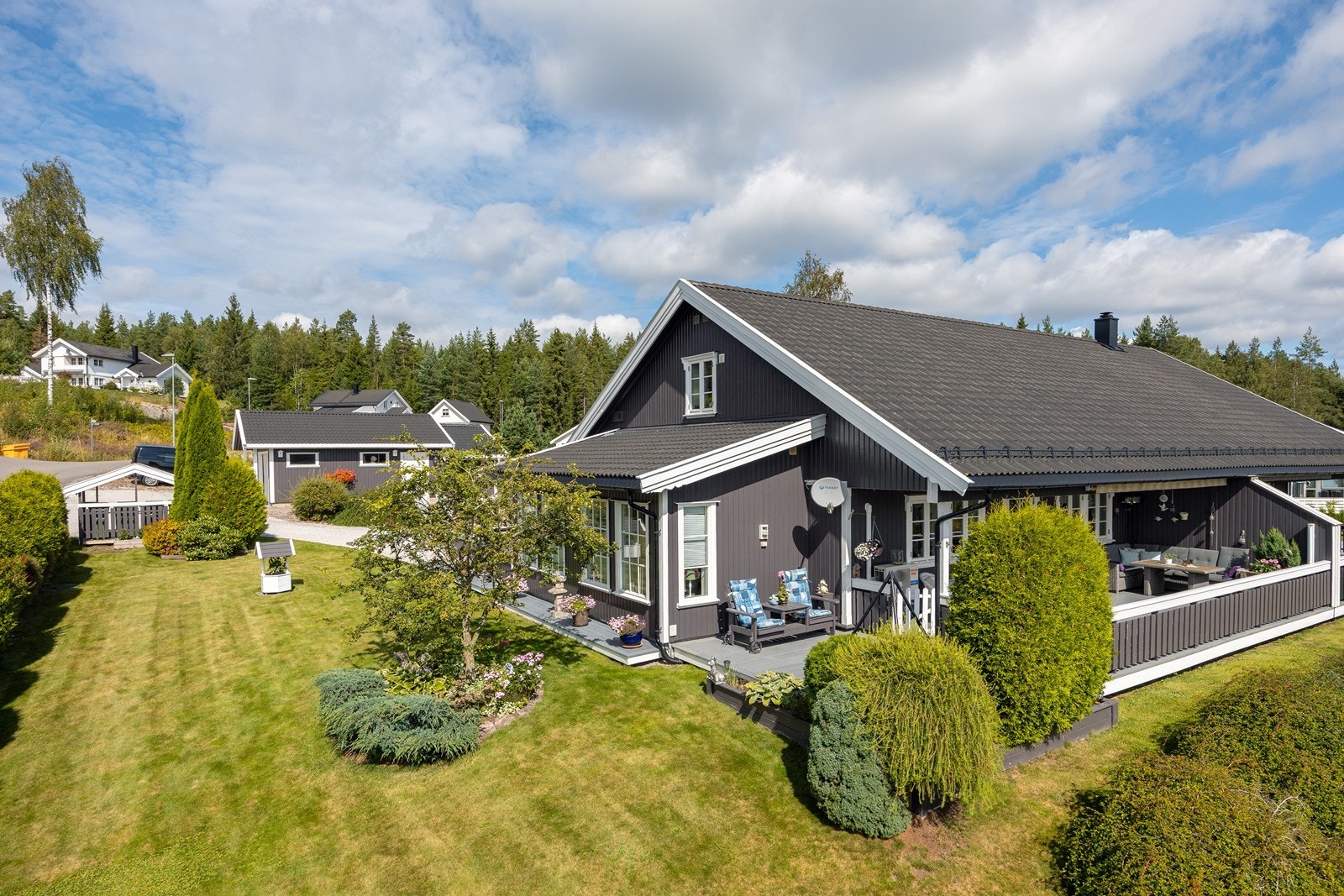 Solen kommer sin rett på en sydøstvendt, dels overbygd terrasse på ca. 34 kvm. Galleribilde