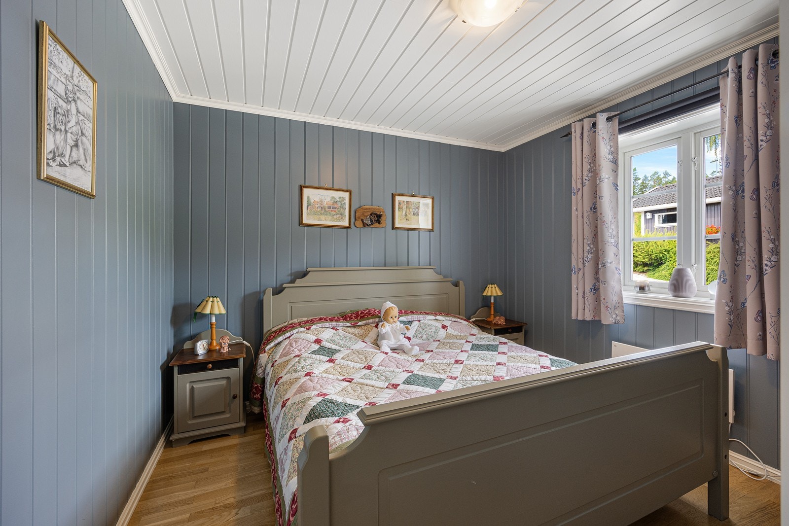 Det er to soverom i boligen, og begge ligger i første etasje. Store nordvestvendte vinduer sørger for naturlig lysinnslipp, og veggene er malt opp i duse, stilrene farger. Galleribilde